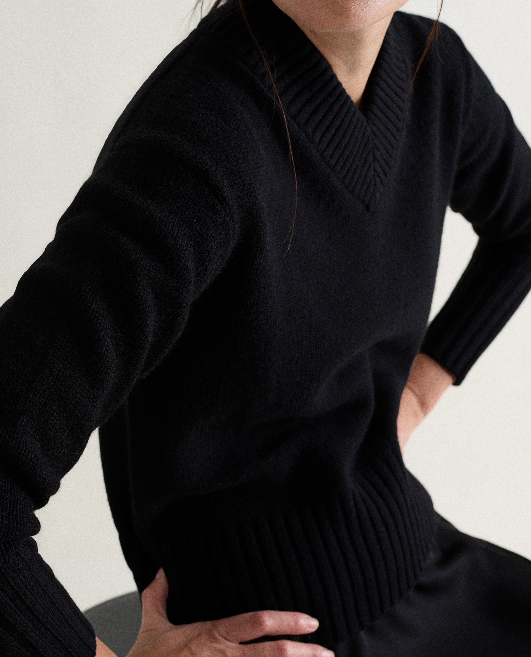 Women's Cashmere Merino V Neck Jumper